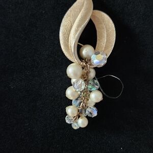 Elegant Gold and Pearl Brooch
